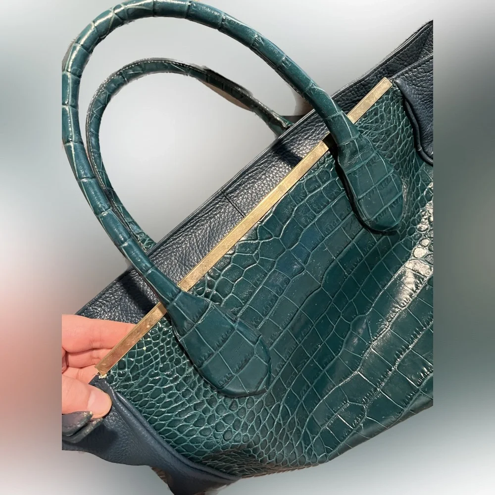 Rowallan of Scotland Genuine Leather in Crocodile Pattern w/ Gold Metal Accents - Picture 9 of 16